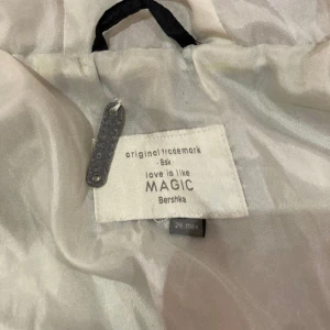 Jacka  - Svart tun jacka bra för vår eller typ Augusti. Lite använd men i bra sikt. 