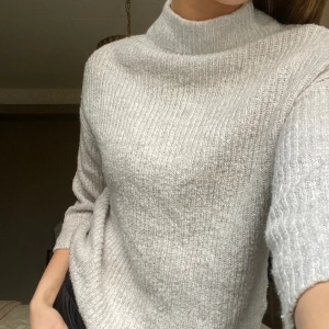 Stickad tröja - Säljer en super fin stickad grå tröja med en lite högre krage. Super varm o mysig till vintern