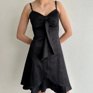 Little black dress rosett  - Klänning perfekt till nyår, inspirerad av gossip girl! För billigare frakt, köp via min hemsida länkad i bion🎀 