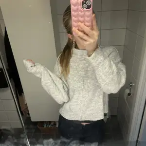 Fin grå stickad tröja från Gina!  Nästan aldrig använd (fint skick)  Storlek XS  Kram Tyra💓