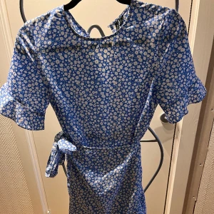 Klänning - Superfin blå klänning, från Vera Moda. Passar perfekt till sommaren. Hör av er om ni har några funderingar🩷