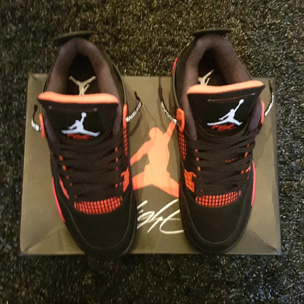 Jordan 4 red thunder har använts en gång och ser ut som nya. du får med ett par röda sko snören och två par svarta . Skor.