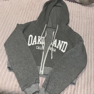 Kofta - Säljer denna kofta som jag haft ganska länge i min garderob men alldrig använt💞. tror det är storlek S, lappen är avklipps så jag vet tyvär inte vart den är ifrån💗