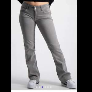 Säljer mina gråa low Waits jeans då dom inte kommer till användning längre. Dom är från Gina Young i strlk 152, min vanliga storlek i jeans är oftast 36/w28.  Inga defekter på dom alls men välanvända.