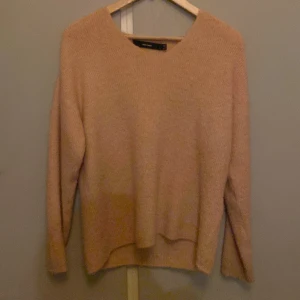 Tröja - Jätte fin ljusrosa tröja ifrån vero Moda! Lite använd och lite nopprig💕