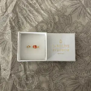 Säljer min Caroline Svedbom ring då jag också fick denna i present som den andra jag la ut, då denna inte heller faller mig i smaken.🩷