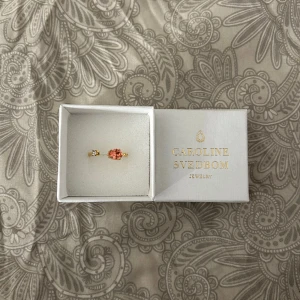 Caroline Svedbom ring  - Säljer min Caroline Svedbom ring då jag också fick denna i present som den andra jag la ut, då denna inte heller faller mig i smaken.🩷