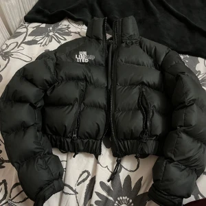 Kort svart vinterjacka  - En helt ny och därmed oanvänd kort vinterjacka med prislapp på som tyvärr inte kommit till någon användning. Nypris är 399. Köparen står för frakten ❤️
