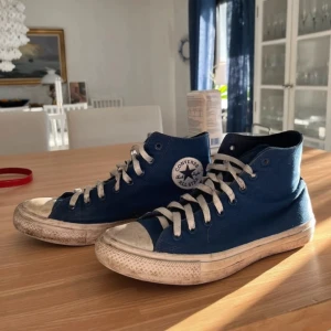 Lunarlon Converse - Riktigt bekväma skor och funkar toppen att idrotta i också. De har en extra mjuk sula som gör att de är riktigt bekväma att gå i. Lite skitiga på bilderna men kan fås bättre bilder vid intresse. Har lite små skavanker men är ej trasiga eller liknande. 