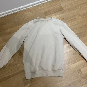 Beige tröja  - Snygg tröja som passar till allt  Pris sänkes vid snabbt köp