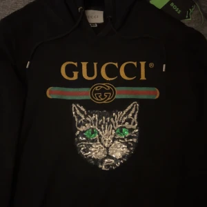 Gucci Cat Sweater - Säljer min gucci tröja då den ej används så mycket längre, inga skador men normalt slitage finns. Storlek 3XL men sitter mer som än XL 7/10 skick  Nypris 13000