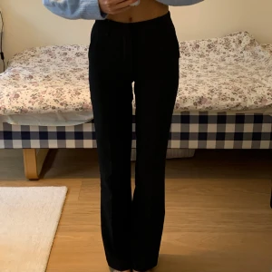 Utsvängda kostymbyxor - Utsvängda svarta kostymbyxor från Bik Bok i storlek 34. Väldigt bra skick. Perfekt passform!  Säljer pga för små i storleken för mig. 