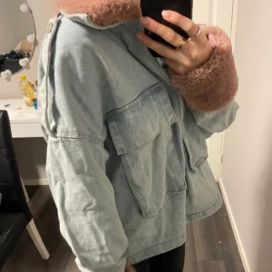 jeansjacka med päls - jättefin jeansjacka med päls💕använd ca 3 ggr så den är i nyskick, köptes förra året för 650kr❤️ 