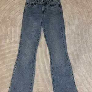 Säljer mina Vera Moda jeans då dem är för små, obs aldrig använda!
