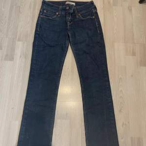 Säljer ett par Levis 470 jeans i storlek W26 i bra skick💕Dom är low waist, mörkblå och raka i modellen, mycket snygga!!  säljer pga att dom är för små för mig😊bara fråga om fler bilder osv!