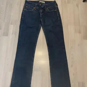 Säljer ett par Levis 470 jeans i storlek W26 i bra skick💕Dom är low waist, mörkblå och raka i modellen, mycket snygga!!  säljer pga att dom är för små för mig😊bara fråga om fler bilder osv!