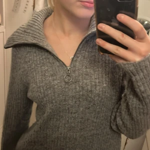 Stickad tröja med halv zip - Mysig grå halv zip stickad 💕💕 säljer då den ej används längre, xs/s