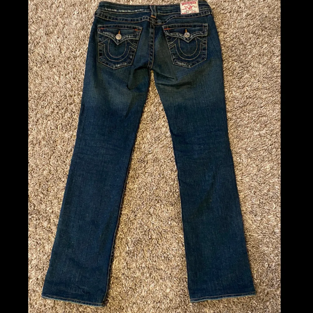 True religion jeans storlek 28! Väldigt bra skick 💕 Skriv för frågor, pris kan diskuteras :). Jeans & Byxor.