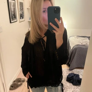 Blus - Så fin blus från zara som inte säljs längre, storlek XS. Perfekt till nyår!