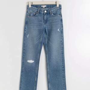 Fett coola jeans från Gina Young 👌🏻  Low/midwaist Passar dig som är upp till 155 cm  Justerbar midja så passar de flesta Nyskick Nypris 300 kr