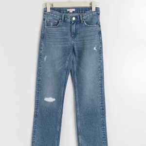 Skitsnygga jeans från gina young 😍 - Fett coola jeans från Gina Young 👌🏻  Low/midwaist Passar dig som är upp till 155 cm  Justerbar midja så passar de flesta Nyskick Nypris 300 kr