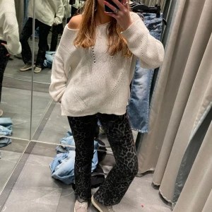 Mönstrade jeans Calzedonia   - INTRESSEKOLL på dessa mönstrade jeans från Calzedonia💖De är slutsålda överallt o finns därför inte att få tag på. De är i stl S🥰