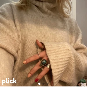 Vit tjocktröja - Off-white stickad tjocktröja!! Jätte mysig och varm😍 köpt för ca 2 år sen på H&M men nästan aldrig använd då den inte är min stil. Oversized strl xs, lång i armarna (jag är 167)