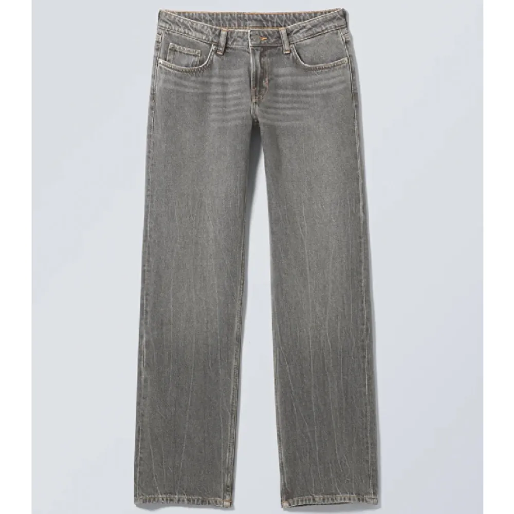 Lågmidjade jeans från weekday som är använda ett fåtal gånger. Storlek W29, L34, jag är 172 lång. Nypris 590kr, hör gärna av dig vid andra frågor:). Jeans & Byxor.
