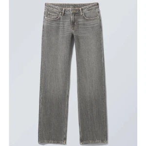 Weekday lågmidjade jeans  - Lågmidjade jeans från weekday som är använda ett fåtal gånger. Storlek W29, L34, jag är 172 lång. Nypris 590kr, hör gärna av dig vid andra frågor:)