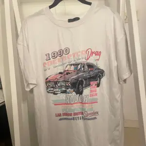 Oversized t-shirt i storlek 36 men skulle säga att den passar väldigt många beroende på hur man vill att den ska sitta