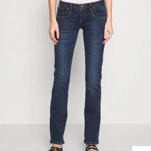 Ltb jeans - Mörkblåa ltb jeans i modellen valerie. Säljer då dom ej kmr till andvändning. Dom är ej så raka i modellen som dom ser ut att vara!! (kan tänka mej att sänka pris vid snabb affär)