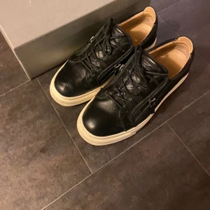 Giuseppe Zanottis  - Giuseppe Zanottis i fint skick, det är bara att höra av sig vid fler frågor eller bilder.