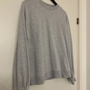 Grå sweatshirt  - Mjuk, lätt oversized, ballongärm. Aldrig använd. Bomull & elastan. 