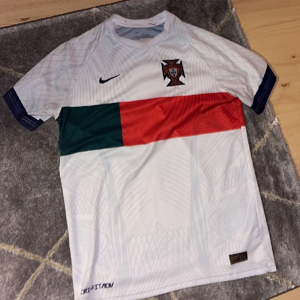 Portugal tshirt säljs storlek s skick 10/10 . T-shirts.