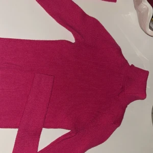 Skrikrosa polo! Färgen på bilden är mer rosa irl - Mer rosa irl inte rödrosa utan skrikrosa! Super snygg!! Följer din figur tight 