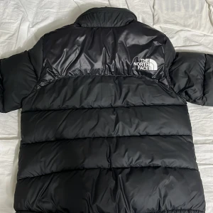 north face jacka - jag köpte jackan för 1månad sen,men har använd den några gånger eftersom jag köpte en ny.Den är varm och bekväm.Prisen kan diskuteras☺️