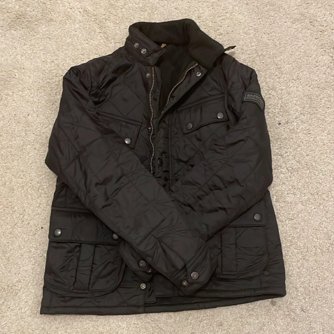 Det här en jätte fin jacka inga hål eller nåt sånt