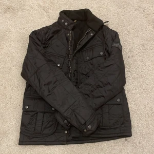 Det här en jätte fin jacka inga hål eller nåt sånt - Säljer för att den var för liten