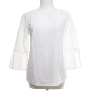 Fin kortärmad vit blus - Säljer nu denna jättefina blus som jag köpte på sellpy, men som tyvärr inte kommer till användning 🥰 Superbra skick💗