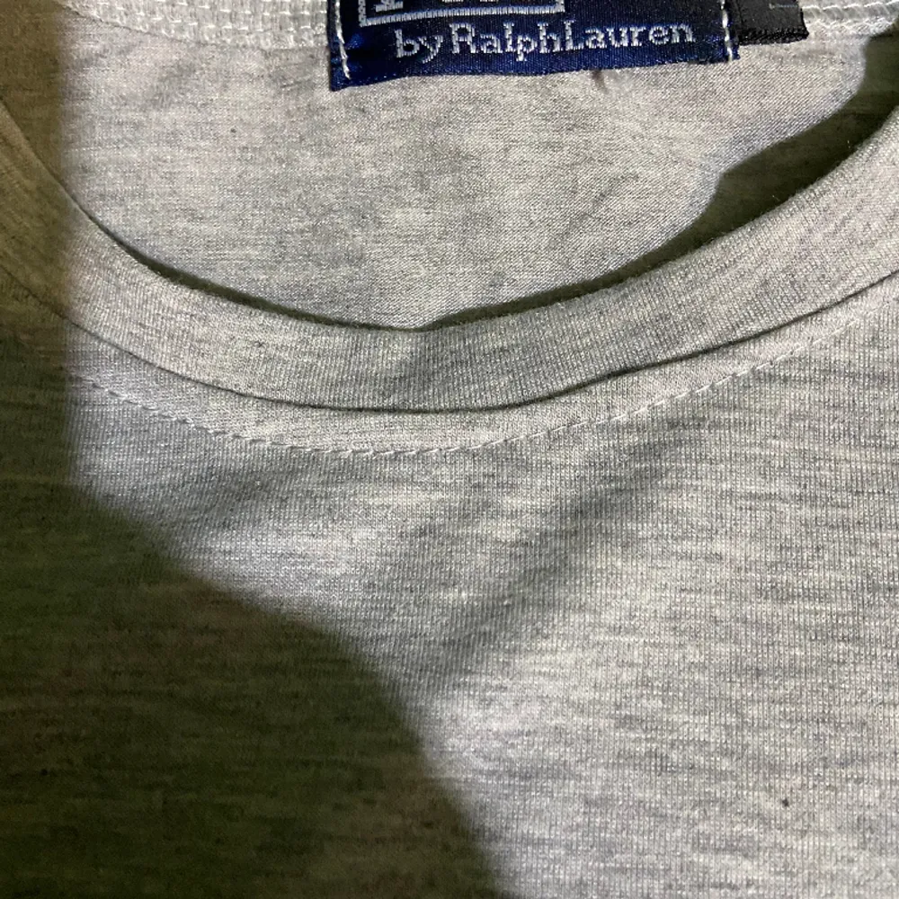 Hej säljer nu min helt nya Ralph Lauren T-Shirt i storlek L men passar utmärkt till M också . T-shirts.