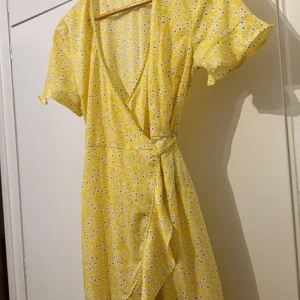 Gul sommarklänning - Denna klänningen har jätte bra tyg! Den är super fin och ungefär 94 cm lång, den är gul och har en bra stil!