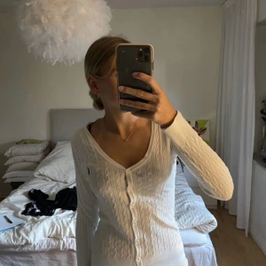 Ralph Lauren kofta - Jättesöt stickad kofta fran Ralph Lauren. Endast anänd en gảng. Passar XS och S. 💗