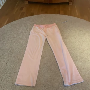 Juicy byxor rosa - Jag säljer dessa juicy couture byxorna i rosa färg eftersom jag inte använder dem så mycket längre. De är i jättefint skick och fin rosa färg.