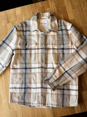 Rutig skjortjacka från Samsøe Samsøe. Använd ett fåtal gånger så i väldigt fint skick! Stl M men kan även passa L. Nypris 2852 kr.