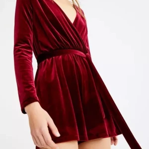 Röd jumpsuit i sammet från Pull&Bear - Superfin jumpsuit i röd sammet från Pull&Bear, perfekt till jul och nyår! ✨ storlek S