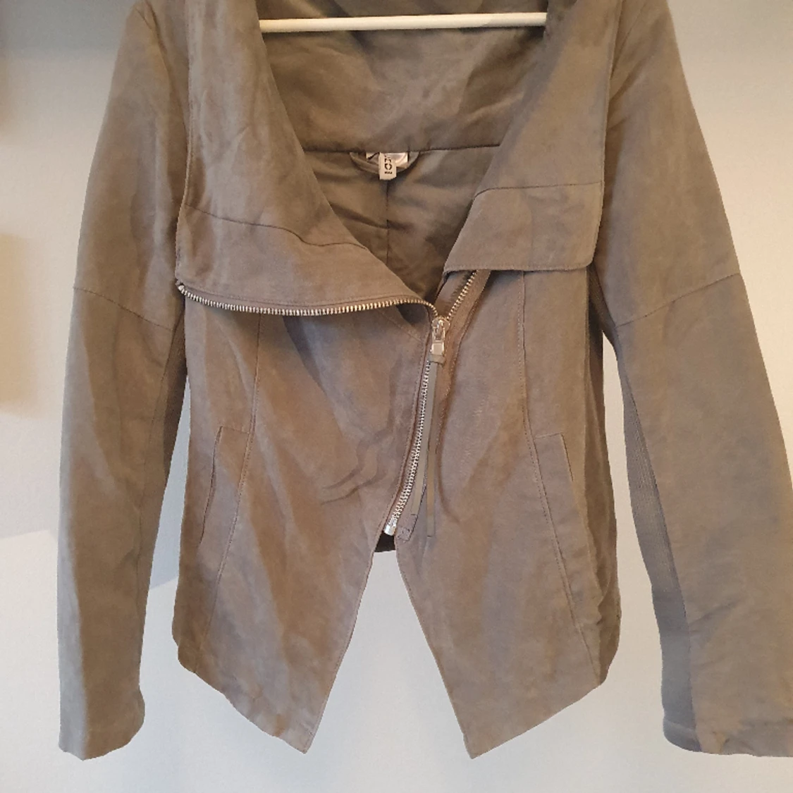 Grå bikerjacka i mockastil