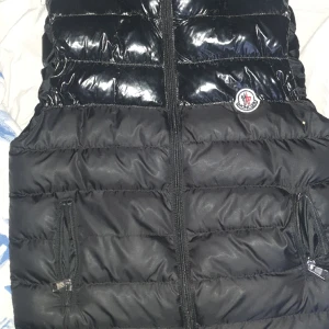 Äkta moncler väst strl 12 - En äkta moncler väst som jag har tröttnat på, har scan Strl 12 Pris kan diskuteras