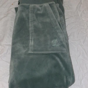 juicy couture byxor - Säljer mina jätte fina gröna juicy couture byxor i storlek xxs, då dom inte används längre. Pris 650kr (kan diskuteras)💞