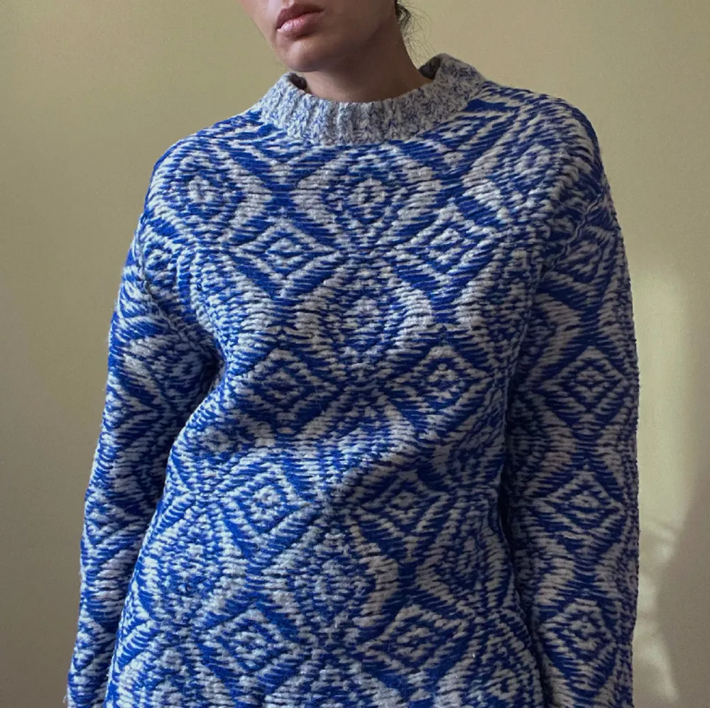 Preloved Mozh Mozh Knit Sweater in Deep Blue and White Yarn  Soft Handfeel, potentially alpaca/wool blend.  Some wear around neckline, overall good condition  Best Fits Size M. Stickat.