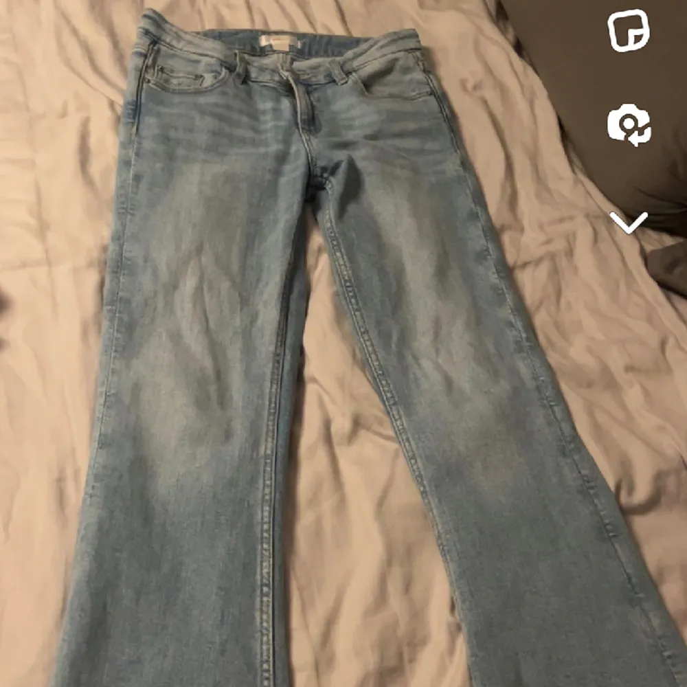 Hej! Säljer dessa byxor som endast har används 3 gånger då det är för korta . Jeans & Byxor.